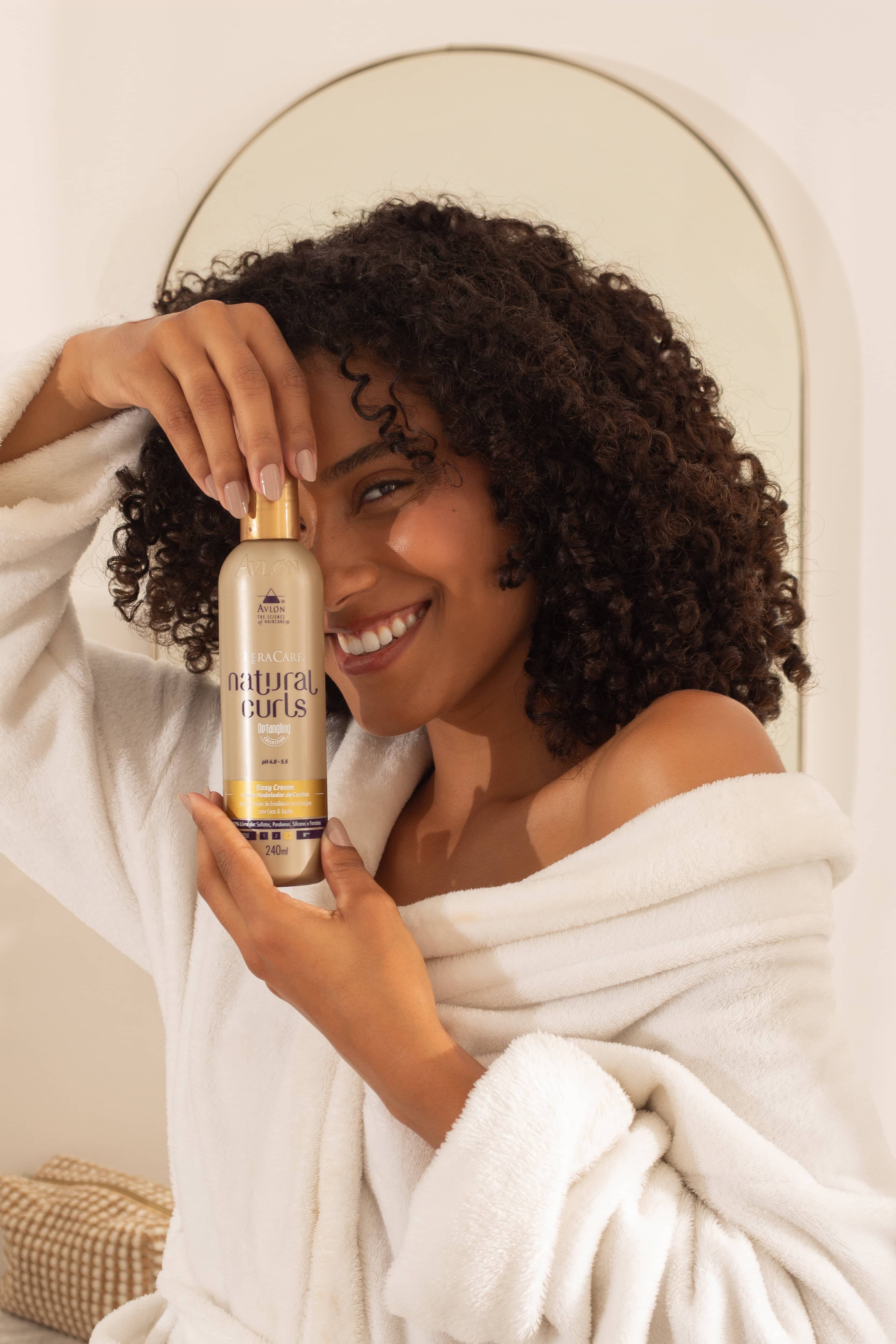 O Creme de Pentear Natural Curls Easy Cream é o segredo para cachos e crespos perfeitamente definidos, hidratados e sem frizz. Com uma fórmula de alta hidratação, este creme desembaraça os fios com facilidade, proporcionando leveza e controle duradouro do frizz. Ele sela as cutículas, tornando-o ideal para cabelos cacheados e crespos que estão opacos, secos e danificados.