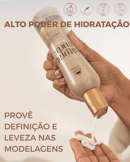 Creme ativador de cachos com alto poder de hidratação, que auxilia numa maior definição dos cachos e no desembarace dos fios. Provê definição e leveza nas modelagens, reduz o frizz e sela as cutículas em qualquer estilo de texturização, sendo indicado para finalizar cabelos cacheados e crespos que estão opacos, porosos, danificados, secos ou ressecados.

Livre de sulfatos, parabenos, silicones e petrolatos.

Contém: Extrato de Côco + Óleo de Jojoba

Disponível também na versão 475ml.