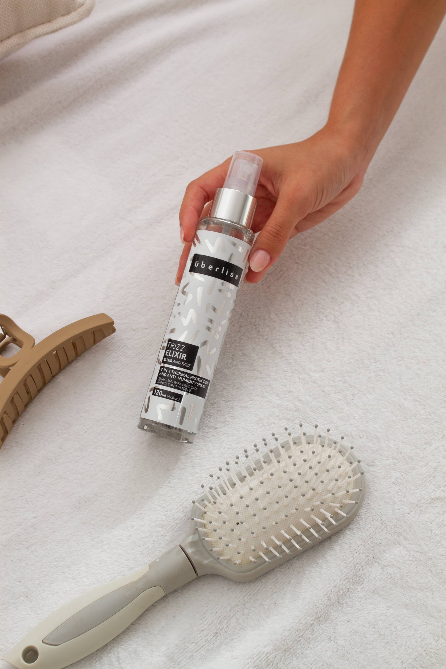 Spray antifrizz de proteção térmica instantânea e uma barreira anti-umidade para o fio. Ajuda a evitar danos com o uso de ferramentas térmicas, controla o frizz, oferece brilho intenso e efeito espelhado. Uma incrível infusão enriquecida com Vitamina E em um blend único de óleos e silicones para um toque final em cabelos úmidos, secos ou molhados. Indicado para todos os tipos de cabelos