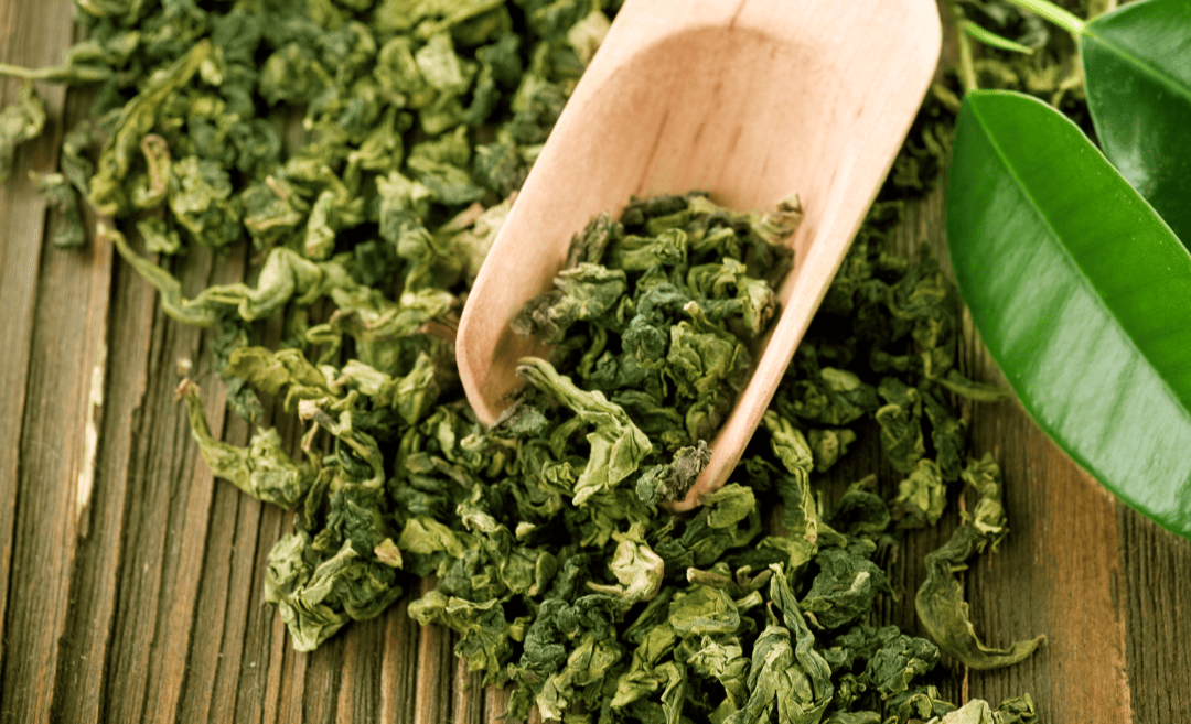 O chá verde é um poderoso antioxidante natural que fortalece os fios, combate a queda capilar, reduz a oleosidade do couro cabeludo e promove um crescimento saudável.