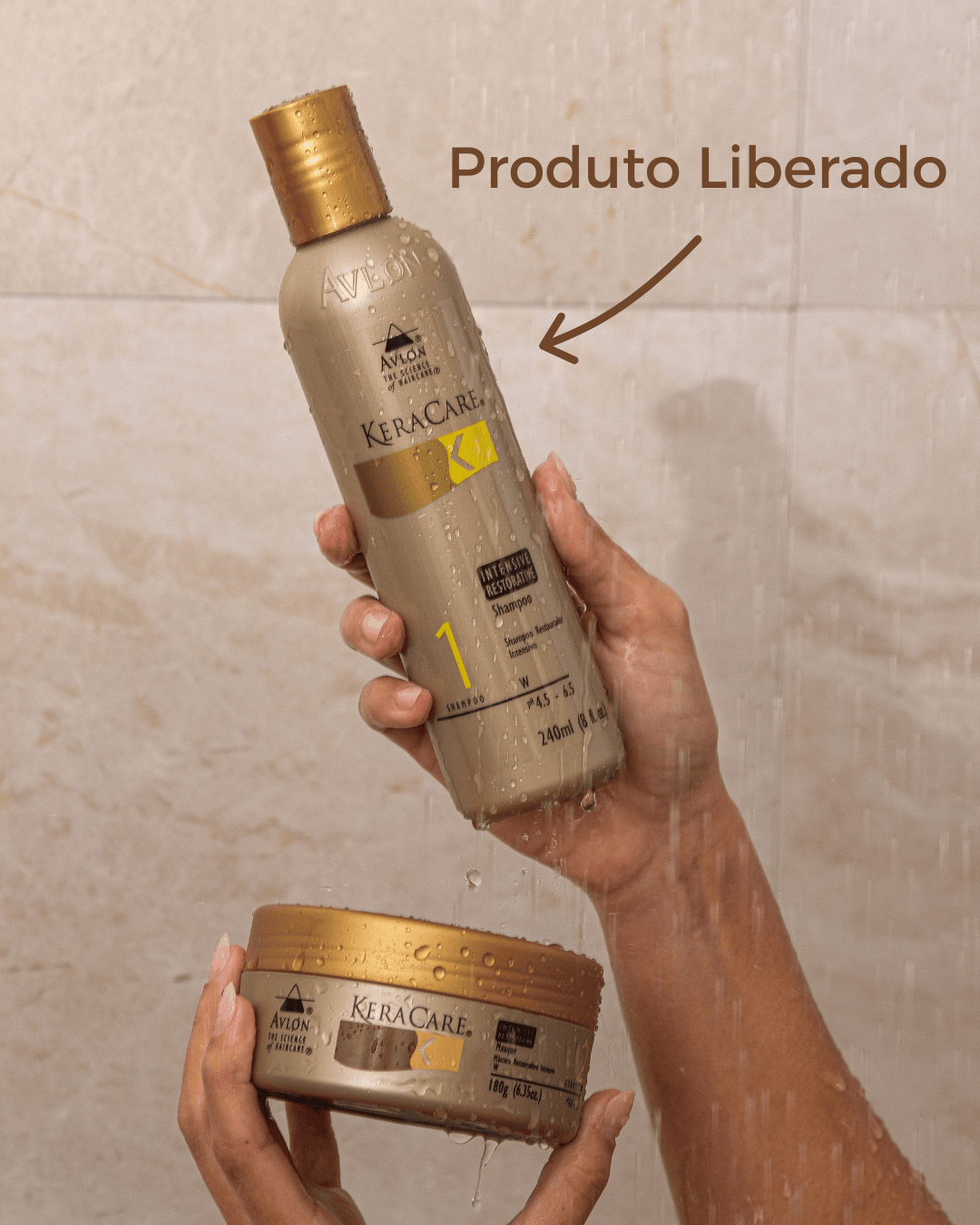 Kit restauração capilar KeraCare: shampoo nutritivo e máscara sendo usados no chuveiro — produto liberado no Brasil. Fortalece, devolve maciez, brilho e leveza aos cabelos ressecados e danificados.