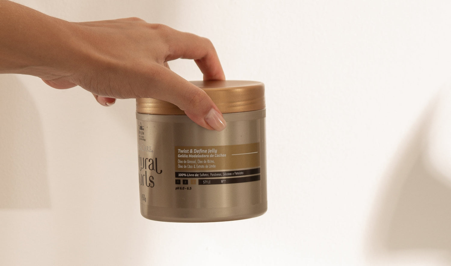 Gelatina ativadora de cachos com definição natural, brilho e fixação sem resíduos. Ideal para fitagem, twists, tranças e outras técnicas de estilização.
Livre de sulfatos, parabenos, silicones e petrolatos.
Com óleos de girassol, rícino, coco e extrato de limão.