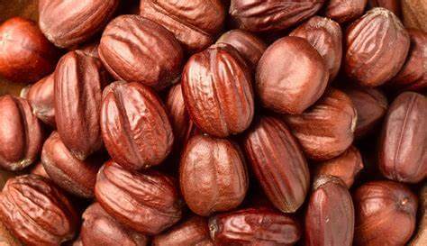 O óleo de jojoba é excelente para os cabelos, pois hidrata sem pesar, equilibra a oleosidade do couro cabeludo, fortalece os fios, combate o ressecamento e ajuda a selar as cutículas, promovendo brilho e maciez natural.