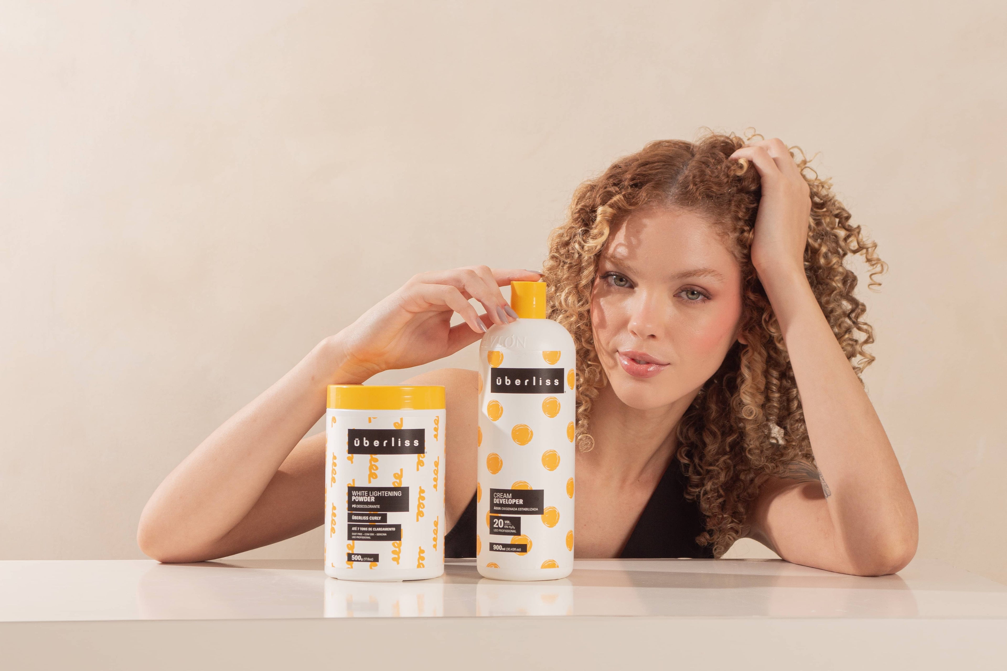 A Uberliss oferece uma linha de produtos profissionais para cuidados capilares, incluindo tratamentos e soluções de styling para todos os tipos de cabelo.
Nossas fórmulas são seguras, eficazes e livres de ingredientes prejudiciais, garantindo cabelos lisos, saudáveis e radiantes!