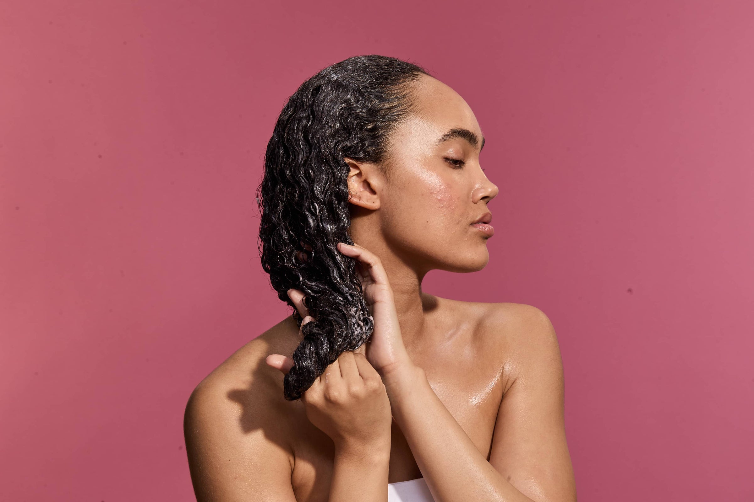 modelo lavando cabelo 