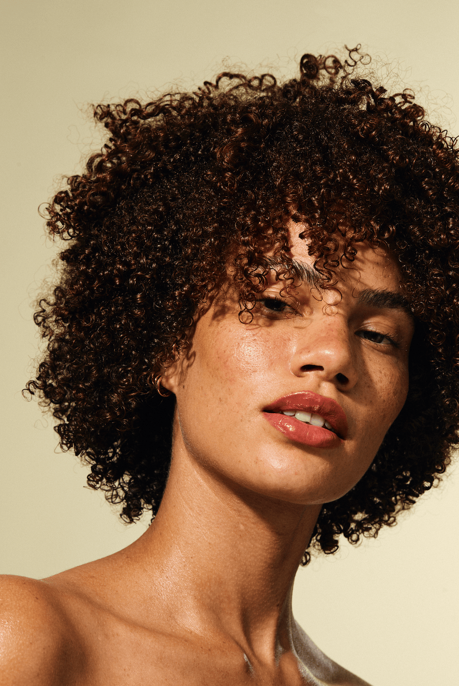 Modelo cabelo cacheado 4A usando produtos Avlon