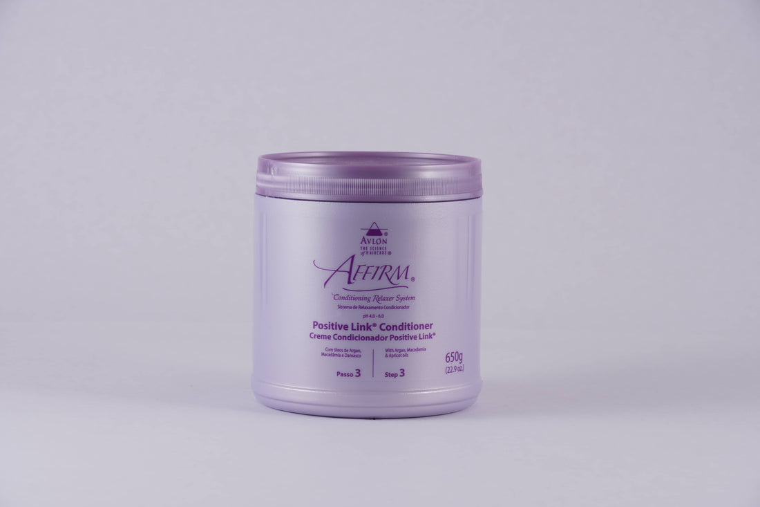 Máscara de nutrição pós-química que reconstrói e hidrata os fios danificados, reequilibra o pH, sela cutículas, reduz frizz e proporciona brilho intenso, ideal após coloração e descoloração.