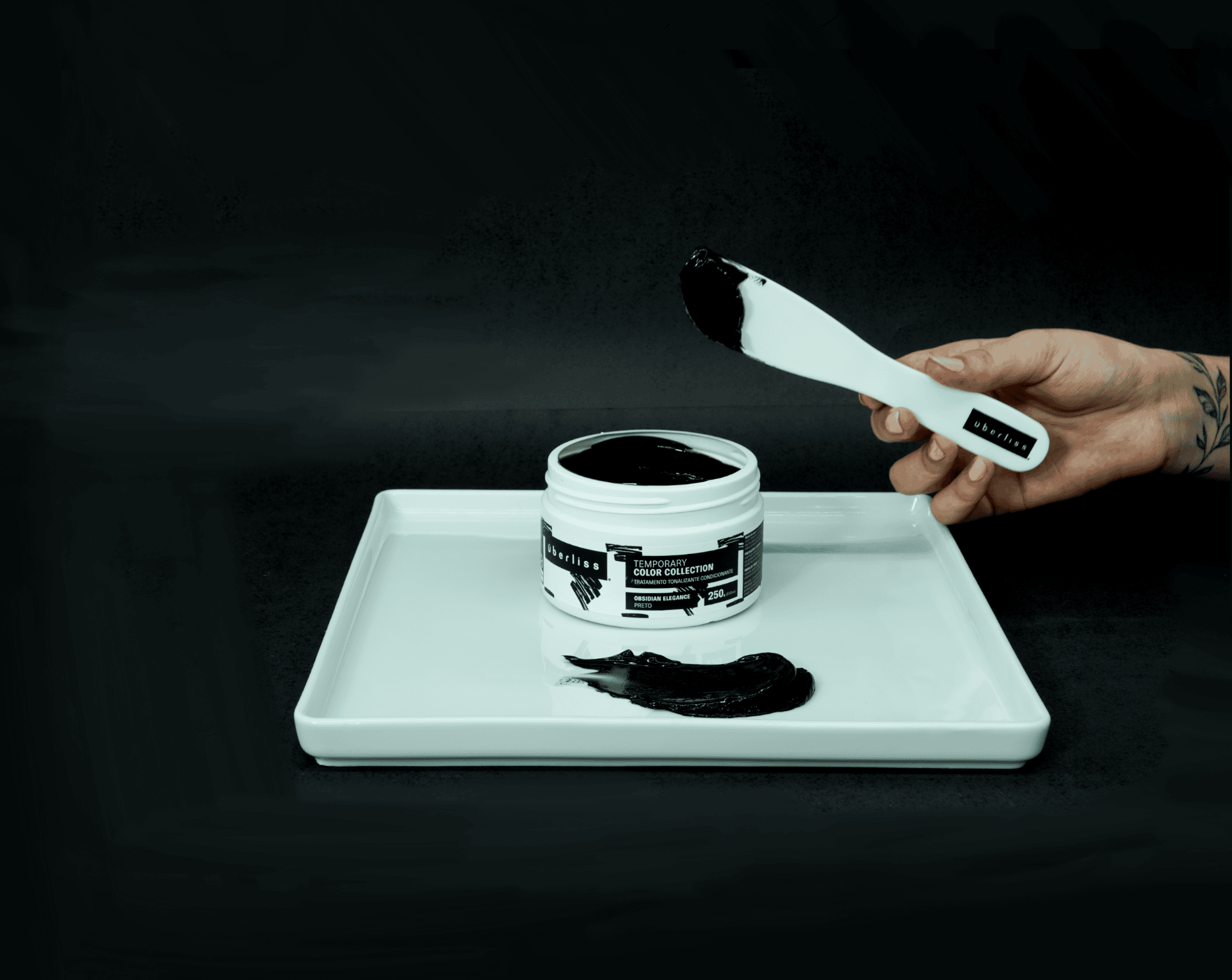 Pote da máscara tonalizante preta Obsidian Elegance, com fórmula nutritiva à base de óleo de coco, abacate e Keracyn, que hidrata, matiza e proporciona cor duradoura por até 10 lavagens.